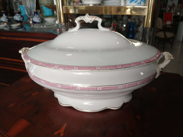 Fuente de porcelana con tapa de diseño clásico y detalles rosados, ideal para decoración elegante en el hogar o eventos formales.