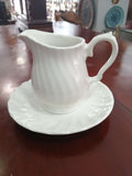 Lechera de porcelana inglesa – elegancia y calidad única con diseño clásico en blanco, ideal para decoración vintage en el hogar.