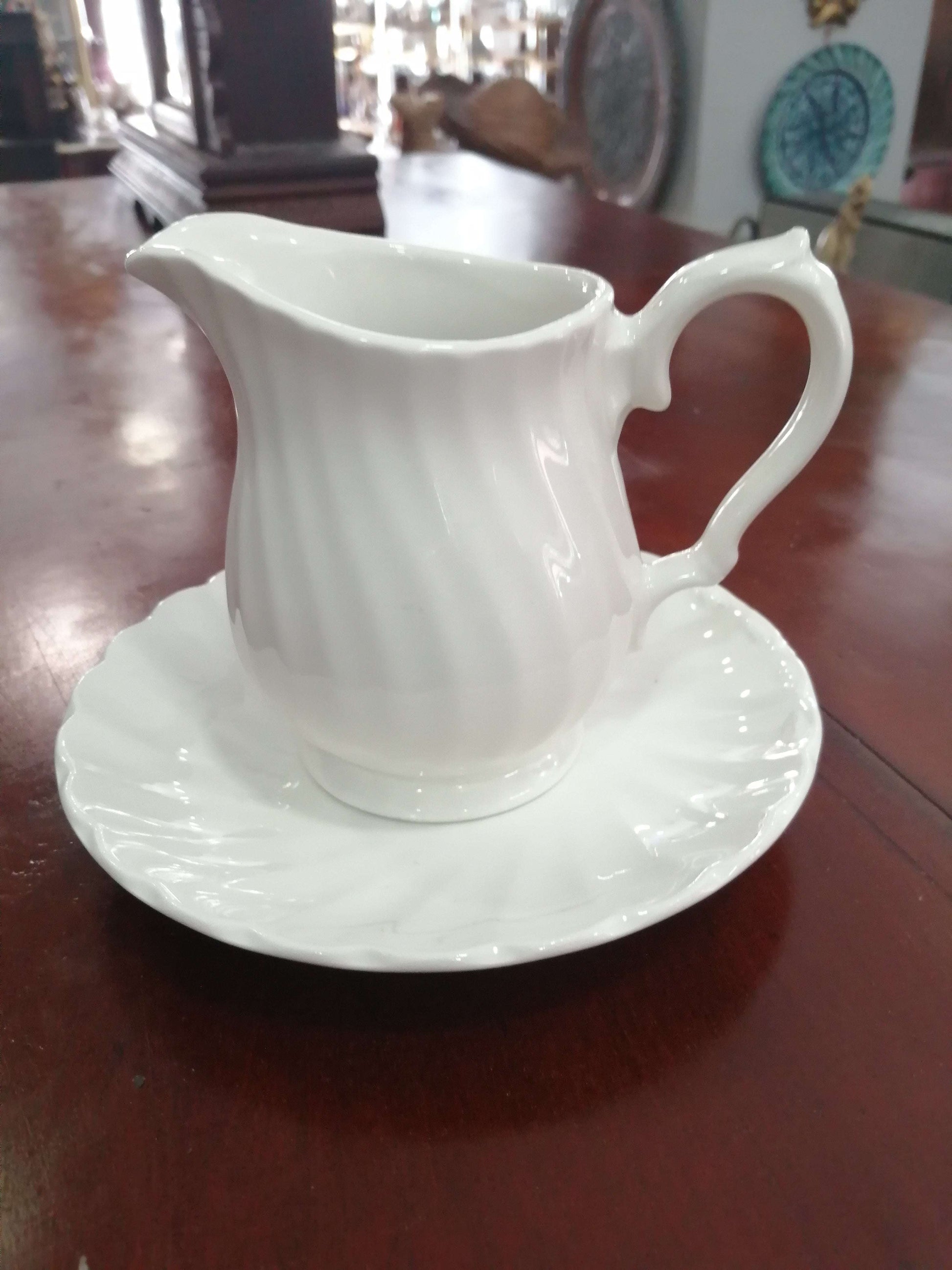 Lechera de porcelana inglesa – elegancia y calidad única con diseño clásico en blanco, ideal para decoración vintage en el hogar.