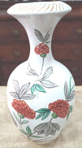 Jarrón antiguo de Manises, calidad artesanal y diseño único con flores rojas pintadas a mano sobre cerámica blanca, ideal para decoración vintage.