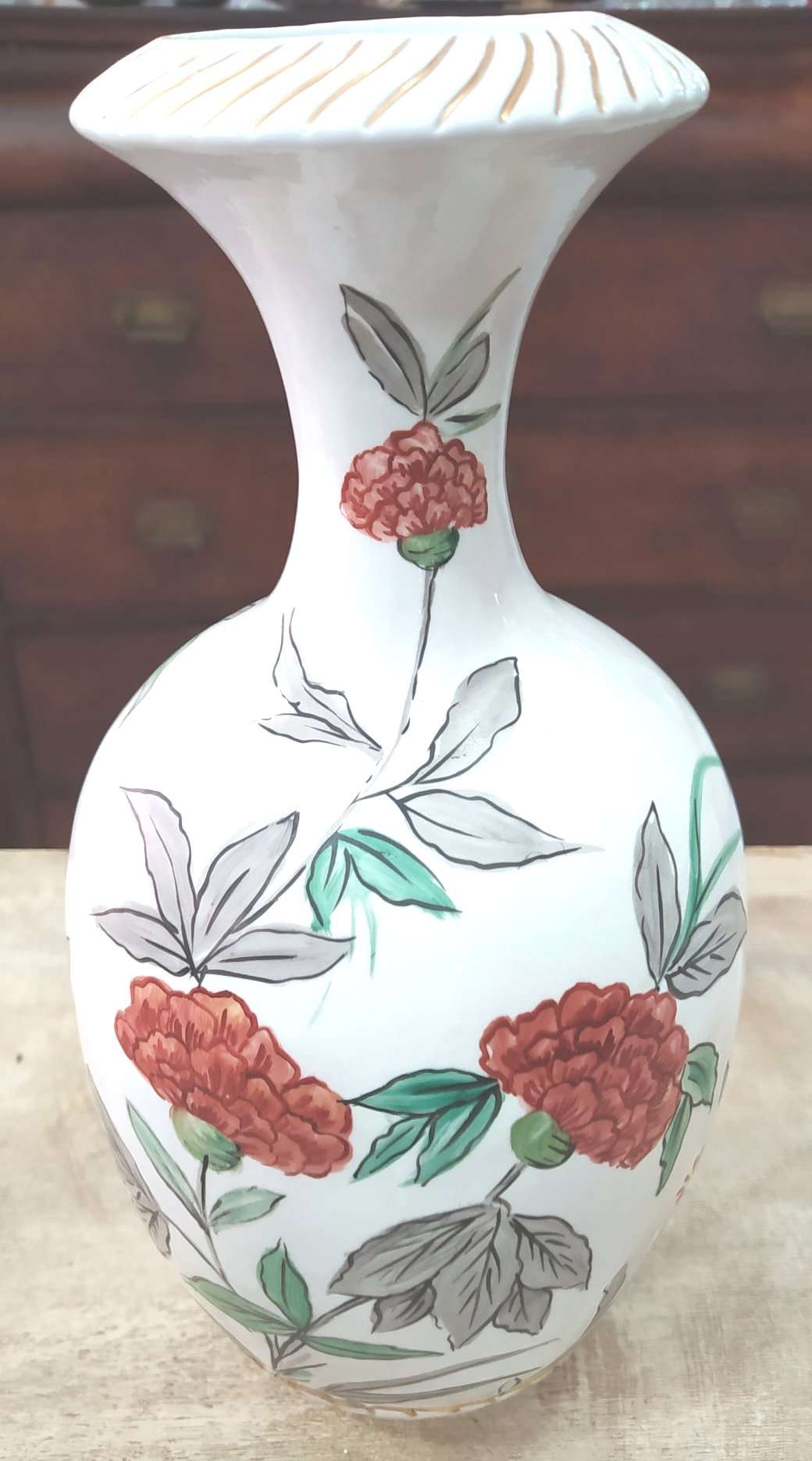 Jarrón antiguo de Manises, calidad artesanal y diseño único con flores rojas pintadas a mano sobre cerámica blanca, ideal para decoración vintage.
