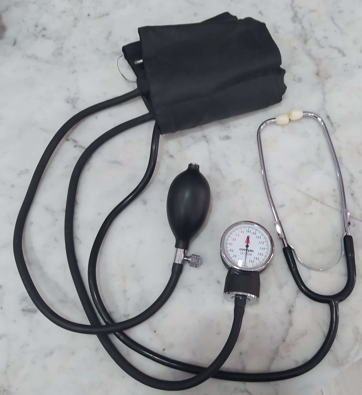Tensiómetro antiguo coleccionable en venta exclusiva con estetoscopio, ideal para decoración vintage en espacios médicos o temáticos del hogar.