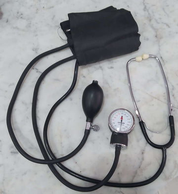 Tensiómetro antiguo coleccionable en venta exclusiva con estetoscopio, ideal para decoración vintage en espacios médicos o temáticos del hogar.