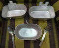 Fiambrera de aluminio antigua militar con cubiertos incluidos, ideal para decoración vintage en hogar o jardín. Incluye cuchara y tenedor metálicos.