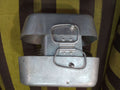 Fiambrera de aluminio antigua militar con cubiertos incluidos, ideal para decoración vintage en hogar o jardín. Diseño retro y resistente.