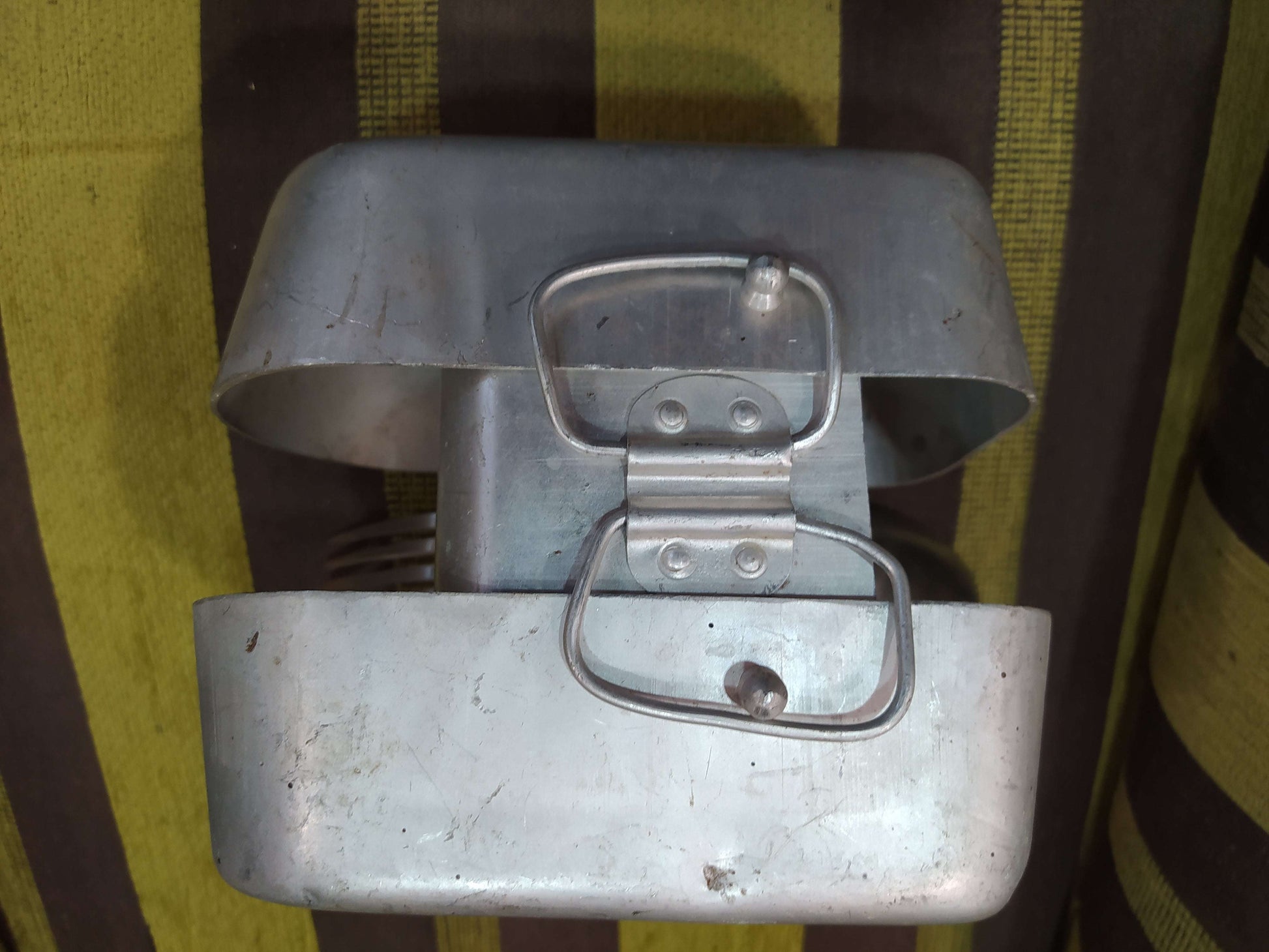 Fiambrera de aluminio antigua militar con cubiertos incluidos, ideal para decoración vintage en hogar o jardín. Diseño retro y resistente.