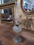 Quinque de cristal antiguo en perfecto estado con base tallada y chimenea alta, ideal para coleccionistas y decoración vintage de interiores.