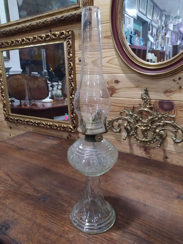 Quinque de cristal antiguo en perfecto estado con base tallada y chimenea alta, ideal para coleccionistas y decoración vintage de interiores.