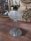 Quinque de cristal antiguo, ideal para coleccionistas, con base cónica y depósito tallado, perfecto para decoración vintage en el hogar.