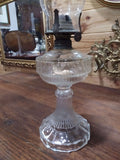 Quinque antiguo de cristal con base tallada y detalles clásicos, ideal para decoración vintage en el hogar. Elegancia y calidad excepcional.