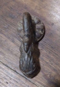 Aldaba-llamador de puerta antigua S. XVIII en hierro forjado con diseño de águila y serpiente, ideal para decoración vintage de puertas rústicas.