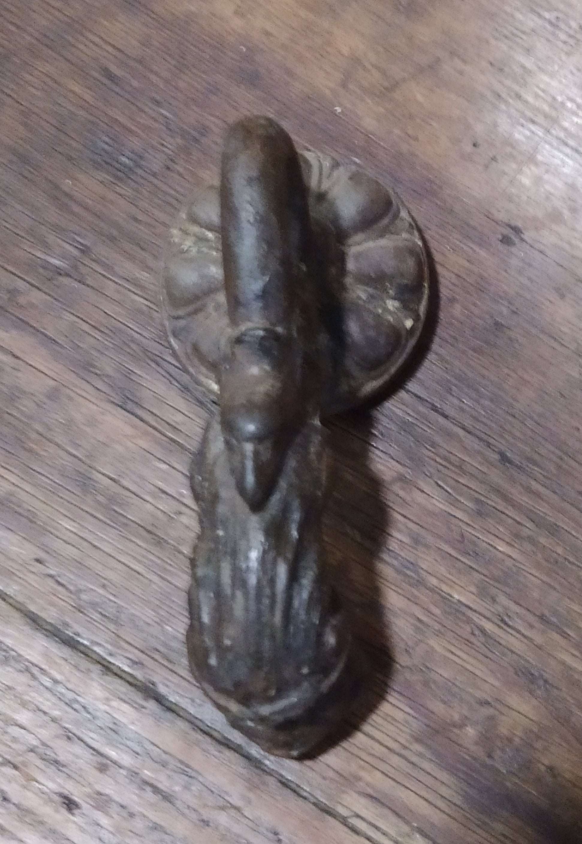 Aldaba-llamador de puerta antigua S. XVIII en hierro forjado con diseño de águila y serpiente, ideal para decoración vintage de puertas rústicas.