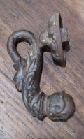 Aldaba-llamador de puerta antigua S. XVIII en hierro forjado con diseño ornamental de águila y serpiente, ideal para decoración vintage de hogar.