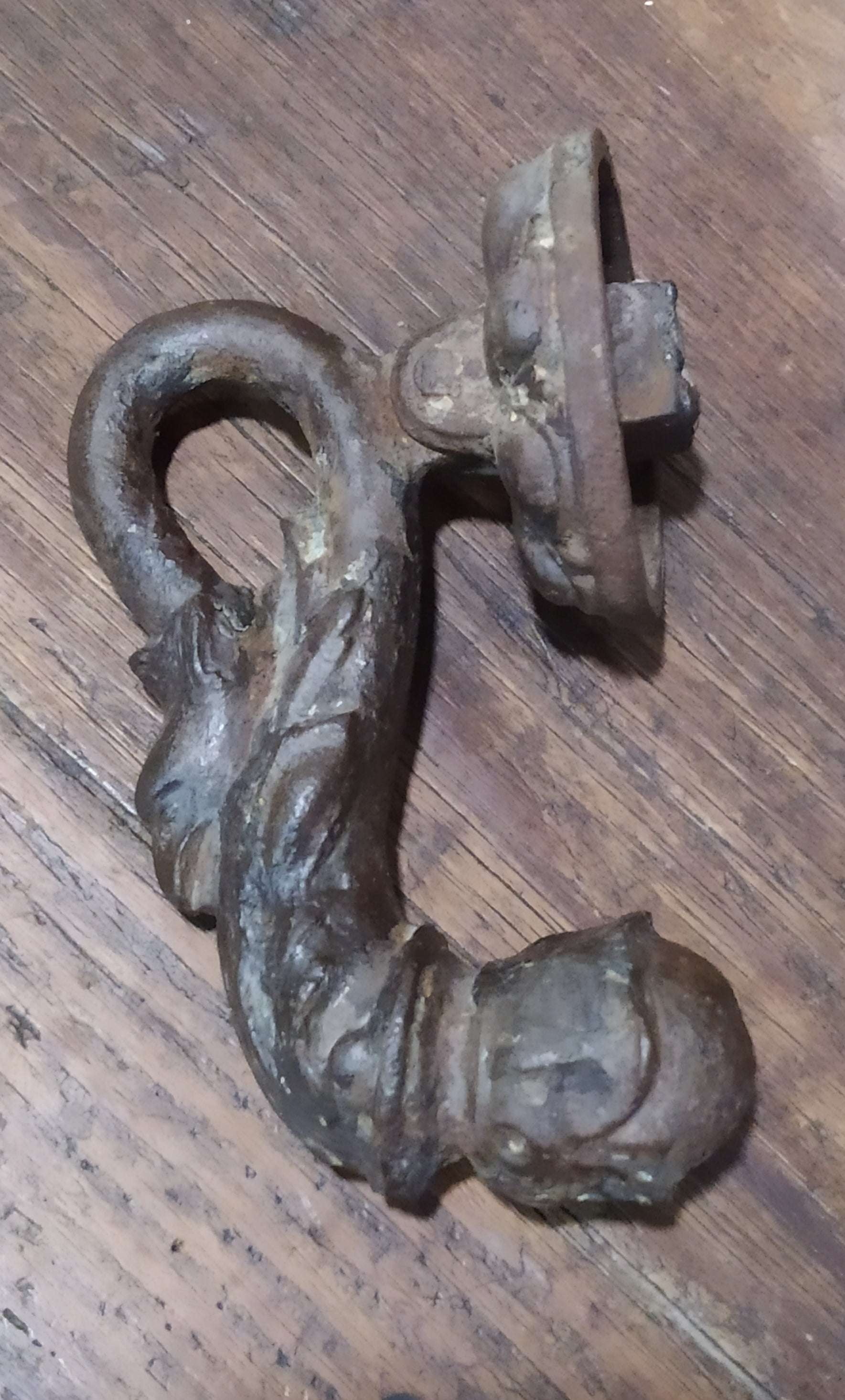 Aldaba-llamador de puerta antigua S. XVIII en hierro forjado con diseño ornamental de águila y serpiente, ideal para decoración vintage de hogar.