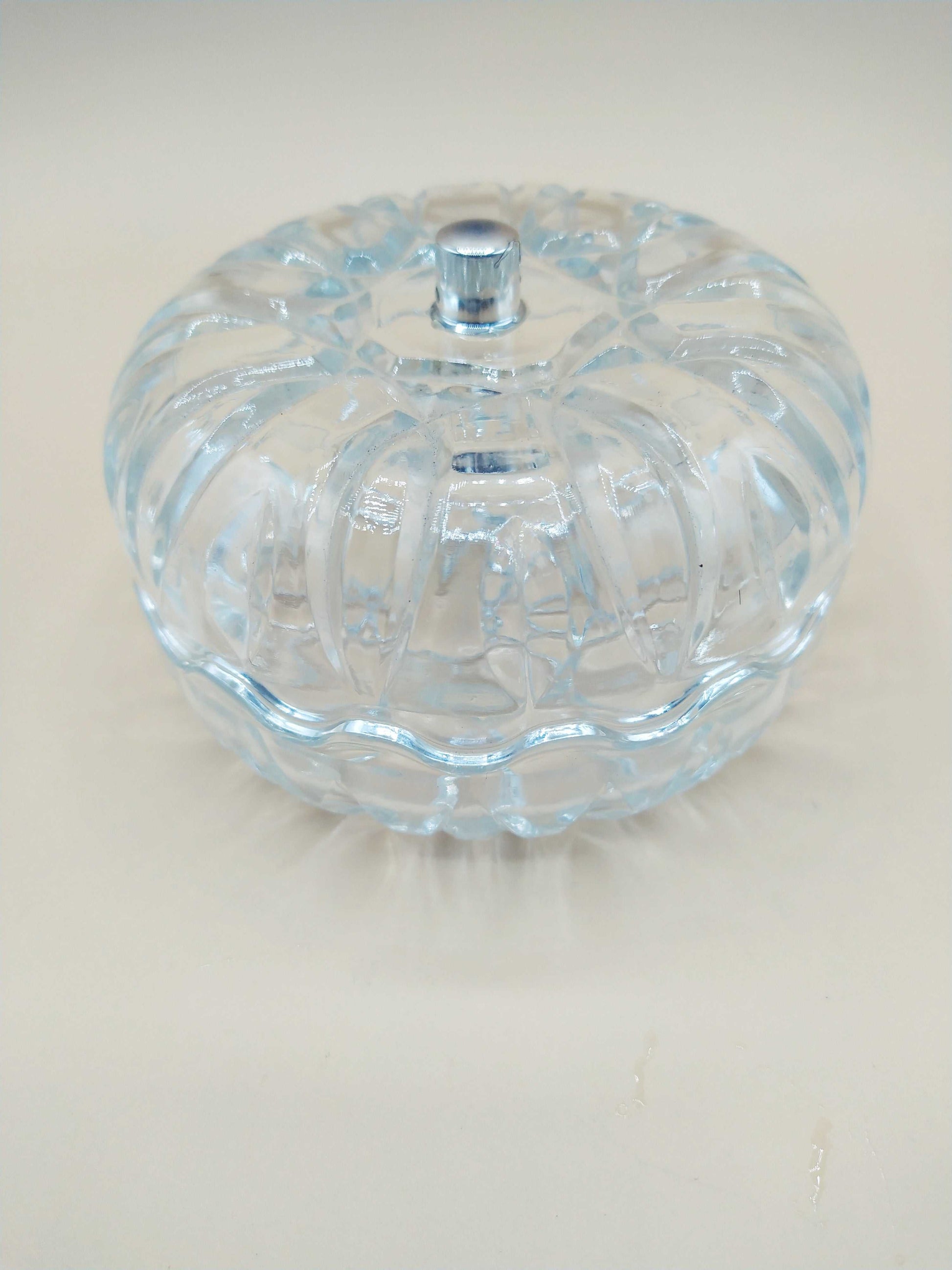 Caja-joyero de cristal con tirador de plata, diseño tallado y forma redonda, ideal para decoración elegante en el hogar. Perfecta para guardar joyas con estilo.