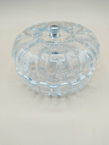 Caja-joyero de cristal con tirador de plata, diseño tallado y forma redonda, ideal para decoración elegante en el hogar. Perfecta para guardar joyas con estilo.