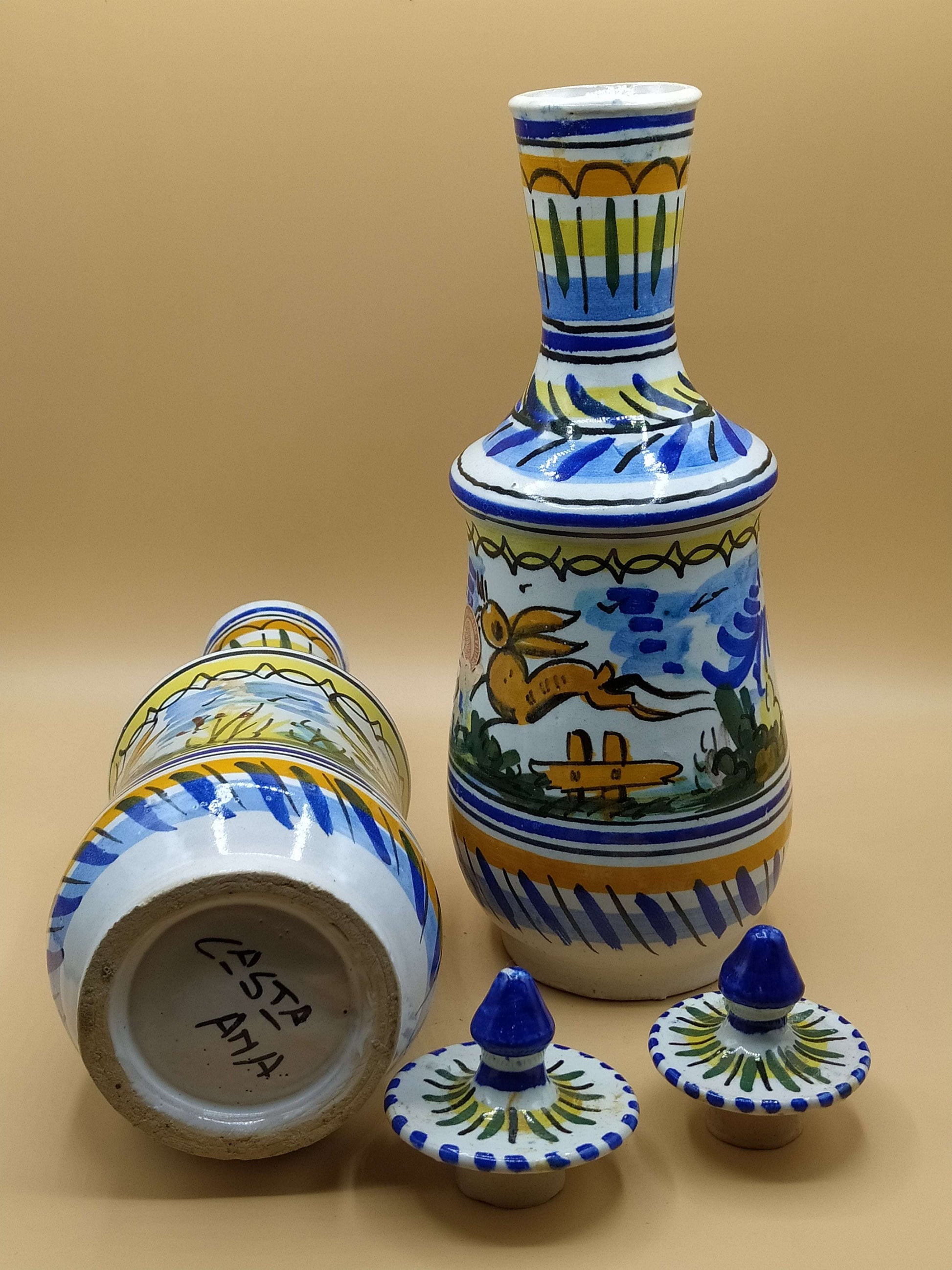 Tibores de Triana de Santa Ana, Sevilla – Piezas Únicas de los Años 50 en cerámica vidriada con motivos tradicionales y tapas azules. Decoración vintage ideal para el hogar.