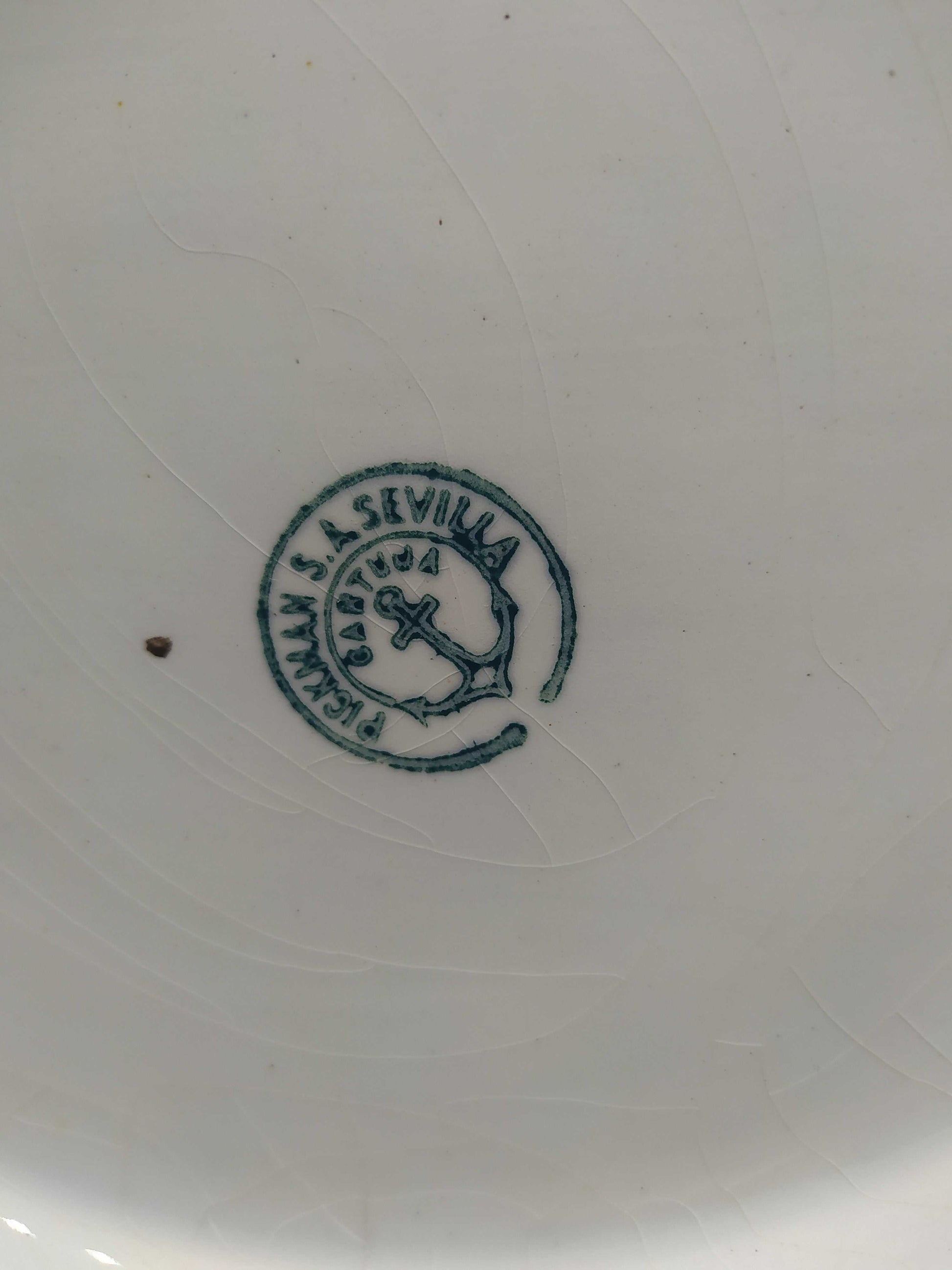 Sello en porcelana de Cartuja de Sevilla con ancla y texto circular, parte del set Palangana con Tarros de Tocador. Decoración vintage para el hogar.