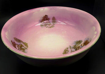 Palangana de porcelana rosa Cartuja de Sevilla con paisajes pintados, ideal para decoración vintage en hogar. Pieza clásica de tocador antiguo.