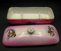 Tarro rectangular de porcelana rosa con tapa decorada, parte del set Palangana con Tarros de Tocador, Porcelana Cartuja de Sevilla.