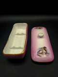 Tarro de tocador rectangular en porcelana Cartuja de Sevilla, decorado en rosa con escena campestre y detalles dorados. Ideal para decoración vintage.