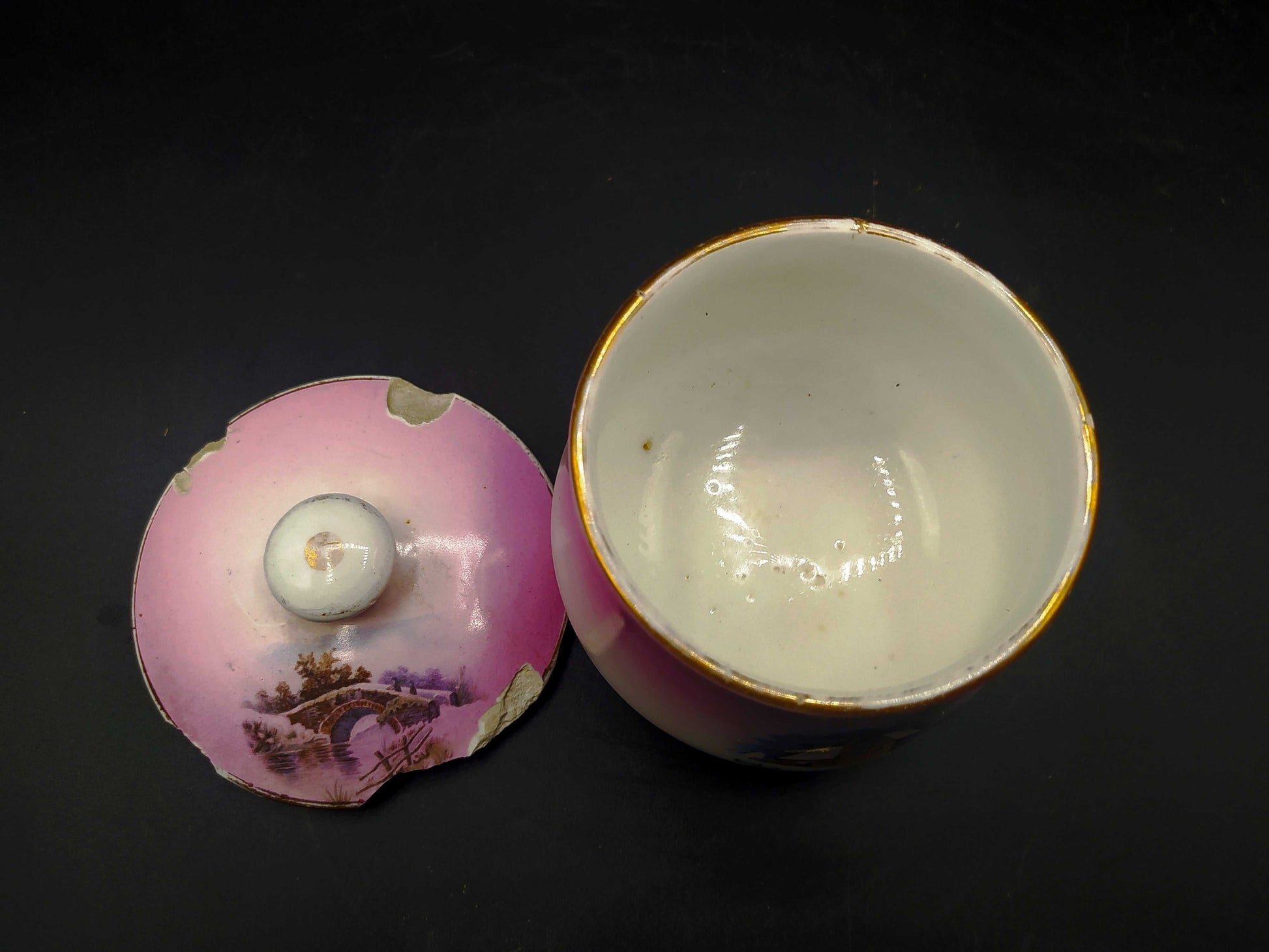 Tarro de tocador en porcelana rosa de Cartuja de Sevilla con tapa decorada y bordes dorados, parte del set Palangana con Tarros de Tocador.