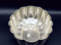 Centro floral de Metal plateado mate - alta calidad con diseño acanalado y forma ovalada, ideal para decoraciones vintage en el hogar.