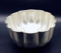 Centro floral de metal plateado mate con forma acanalada, ideal para decoraciones vintage en el hogar. Hecho en alpaca de alta calidad, 27x21x10 cm.