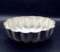 Centro floral de Metal plateado mate - alta calidad con diseño acanalado vintage, ideal para decoración de interiores elegantes y clásicas.