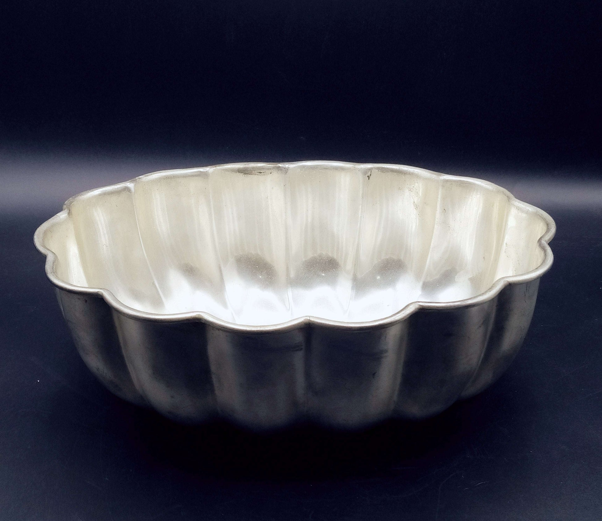 Centro floral de Metal plateado mate - alta calidad con diseño acanalado vintage, ideal para decoración de interiores elegantes y clásicas.