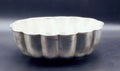 Centro floral de Metal plateado mate - alta calidad con diseño acanalado vintage, ideal para decoración de interiores elegantes y clásicas.