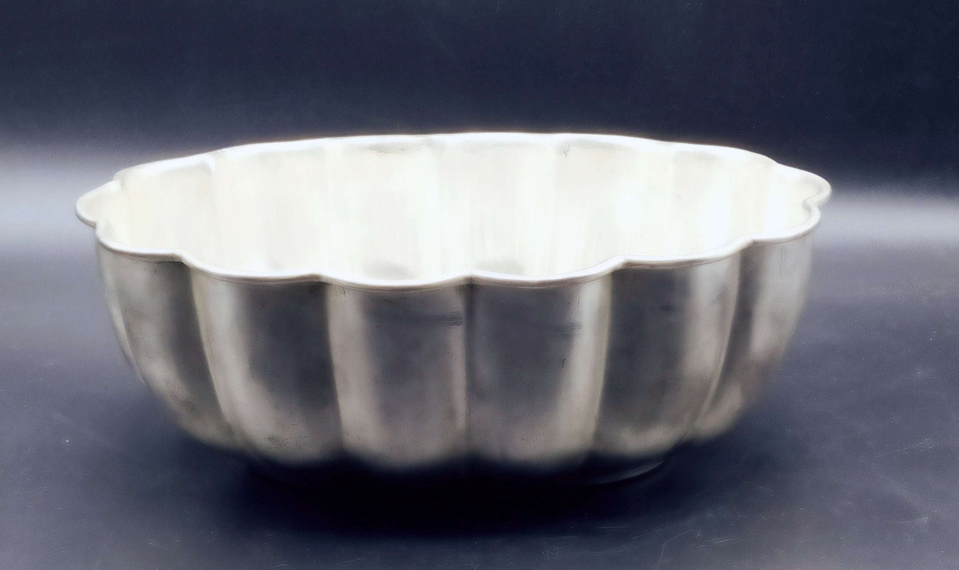 Centro floral de Metal plateado mate - alta calidad con diseño acanalado vintage, ideal para decoración de interiores elegantes y clásicas.