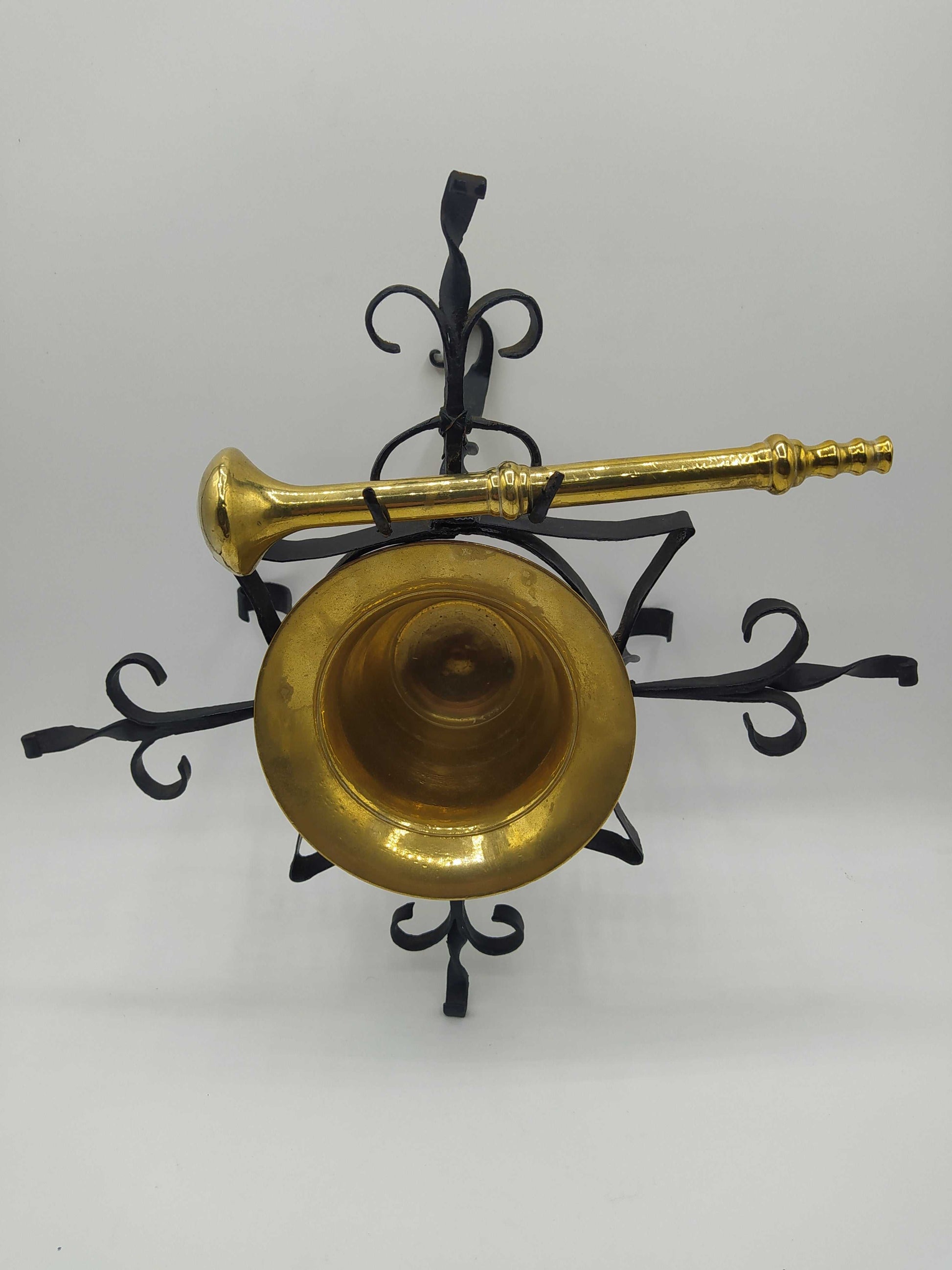 Mortero antiguo de metal con filigrana de hierro forjado y maja dorada, ideal para decoración vintage en el hogar o colección histórica.