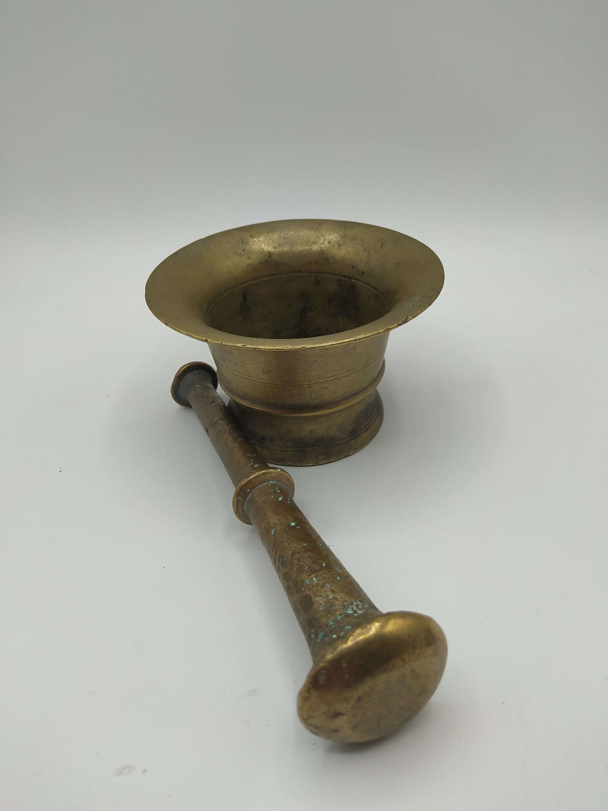 Mortero antiguo de bronce con maja, ideal para decoración vintage en Jerez de la Frontera, Cádiz. Pieza coleccionable de alta calidad.