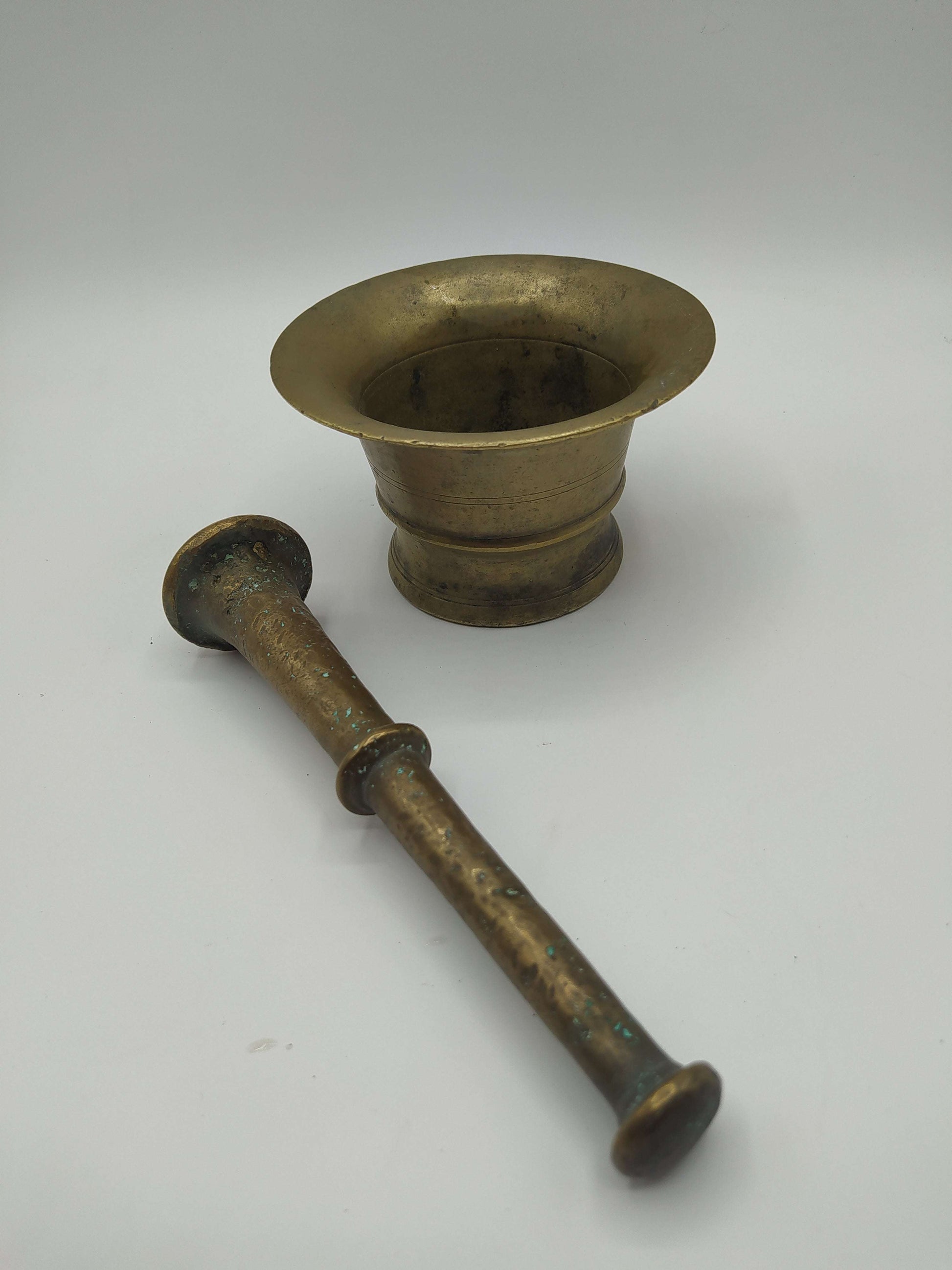 Mortero antiguo de bronce con maja, ideal para decoración vintage en Jerez de la Frontera, Cádiz. Pieza única para coleccionistas de hogar y jardín.