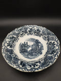 Plato hondo de porcelana La Cartuja, modelo vistas, siglo XIX, con decoración en negro de paisajes clásicos y borde ornamentado. Ideal para decoración vintage.