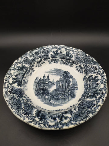 Plato hondo de porcelana La Cartuja, modelo vistas, siglo XIX, con decoración en negro de paisajes clásicos y borde ornamentado. Ideal para decoración vintage.