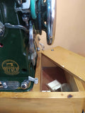 Refrey CL 317 Máquina Coser 1953 profesional sobre mesa de madera con compartimento abierto, ideal para decoración vintage en hogar o taller.