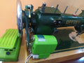 Refrey CL 317 Máquina Coser 1953 profesional en color verde con motor eléctrico y pedal, ideal para decoración vintage en hogar o taller.