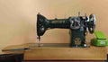 Refrey CL 317 Máquina Coser 1953 profesional sobre mesa de madera, ideal para decoración vintage en hogar o taller de costura retro.