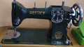 Refrey CL 317 Máquina Coser 1953 profesional en color verde oscuro, ideal para decoración vintage en hogar o taller de costura retro.