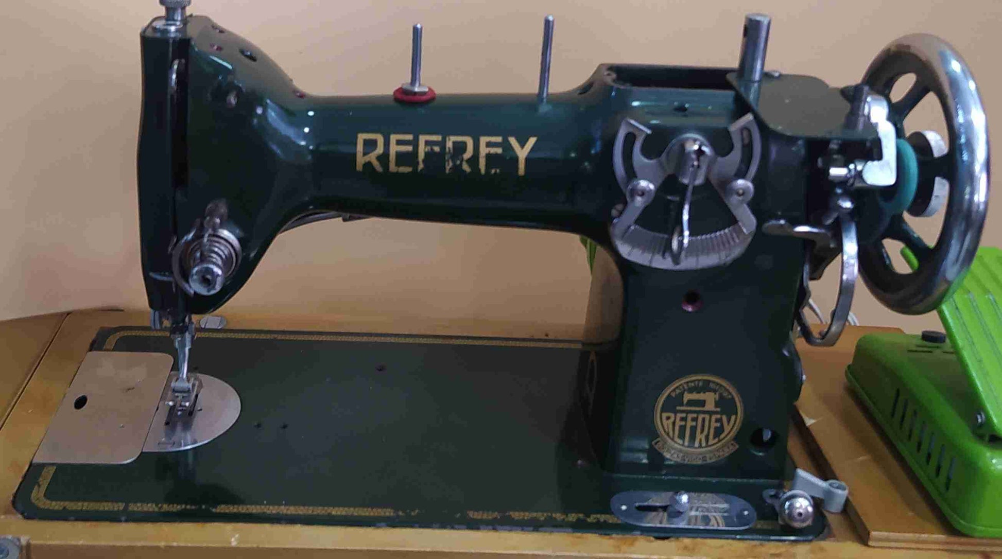 Refrey CL 317 Máquina Coser 1953 profesional en color verde oscuro, ideal para decoración vintage en hogar o taller de costura retro.