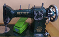 Refrey CL 317 Máquina Coser 1953 profesional en color verde con motor eléctrico, ideal para decoración vintage en hogar o taller de costura.
