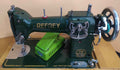 Refrey CL 317 Máquina Coser 1953 profesional en color verde con detalles metálicos, ideal para decoración vintage en hogar o taller de costura.