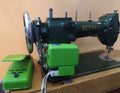 Refrey CL 317 Máquina Coser 1953 profesional en color verde sobre mesa de madera, ideal para decoración vintage en hogar o taller de costura.
