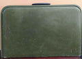 Tapa transportable verde de la Refrey CL 317 Máquina Coser 1953 - Maquina profesional, ideal para decoración vintage en hogar y jardín.
