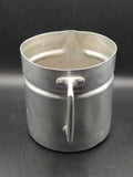 Jarro de Aluminio, Calidad y Autenticidad Antiguas con asa remachada, ideal para decoración vintage en cocina o comedor. Pieza funcional y coleccionable.