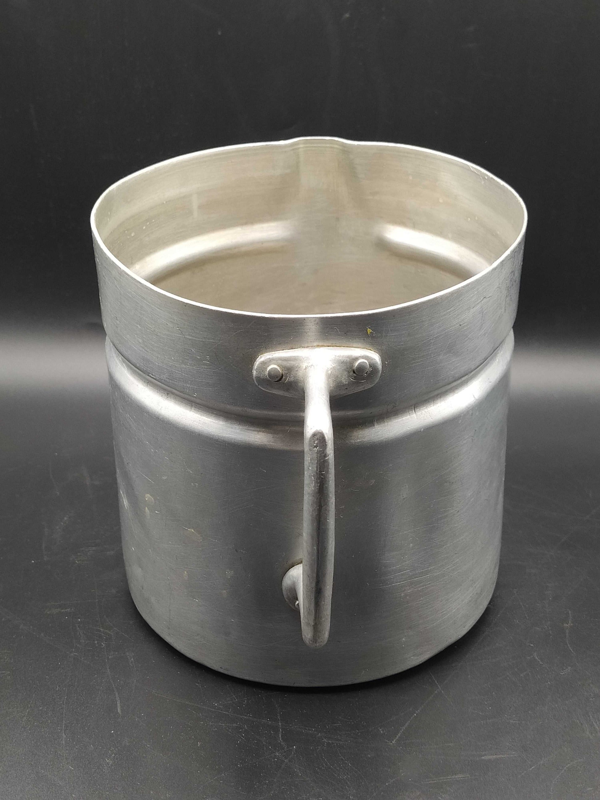 Jarro de Aluminio, Calidad y Autenticidad Antiguas con asa remachada, ideal para decoración vintage en cocina o comedor. Pieza funcional y coleccionable.