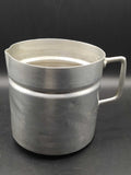 Jarro de aluminio antiguo con asa lateral, ideal para decoración rústica en cocina o jardín. Calidad y autenticidad en cada detalle.