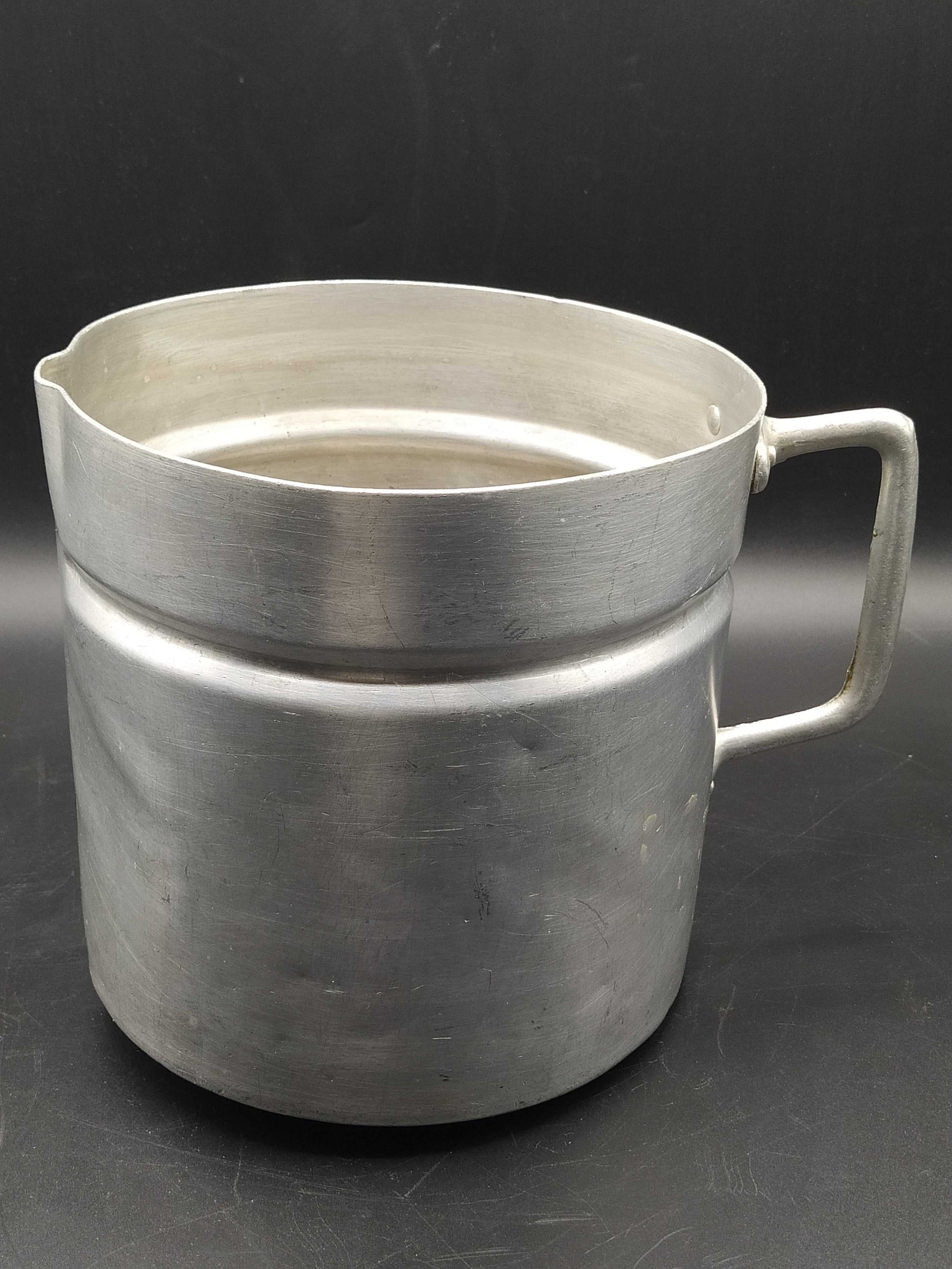 Jarro de aluminio antiguo con asa lateral, ideal para decoración rústica en cocina o jardín. Calidad y autenticidad en cada detalle.